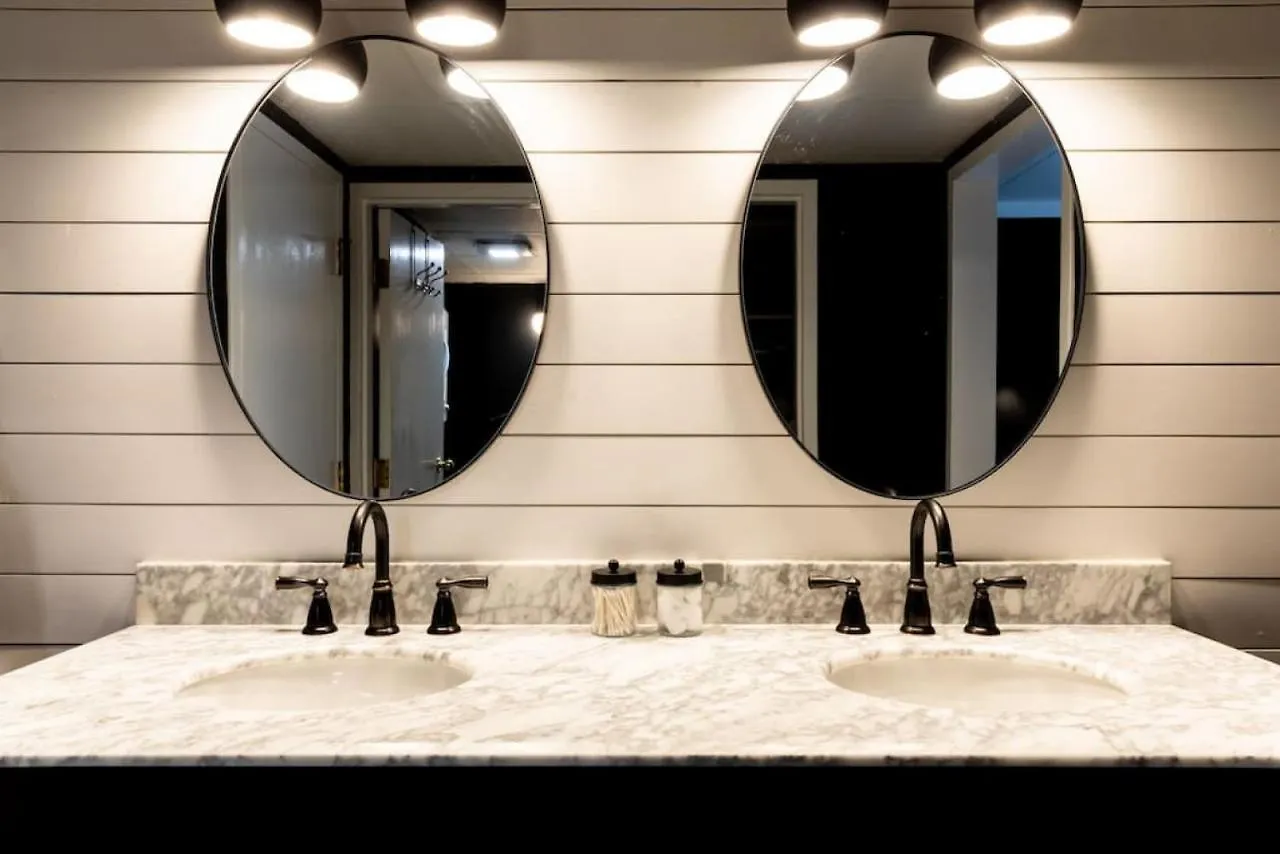 Famous Music Row Presidential Suite 2 Bedroom, 2 Bathroom, 4 Beds Nashville Holiday home